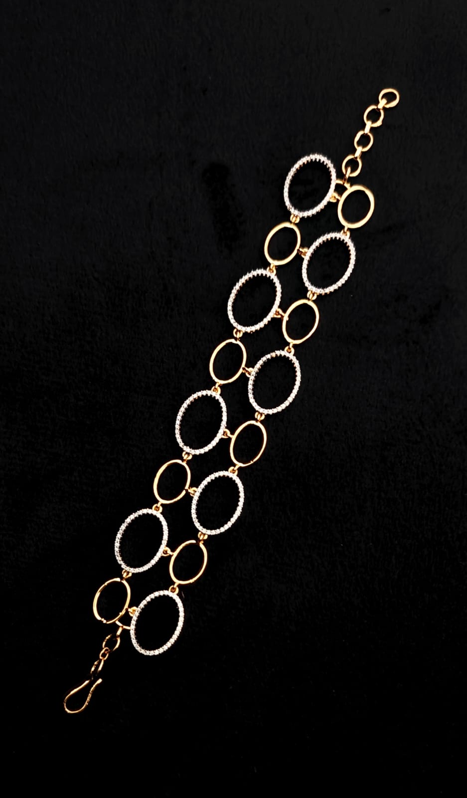 Elegant Gold and Crystal Antiternesh Braclet With Ad Stone