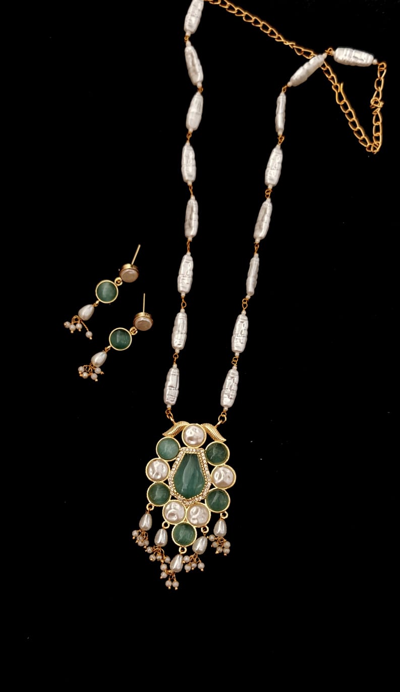 Elegant Pearl and Green Gemstone Necklace Set
